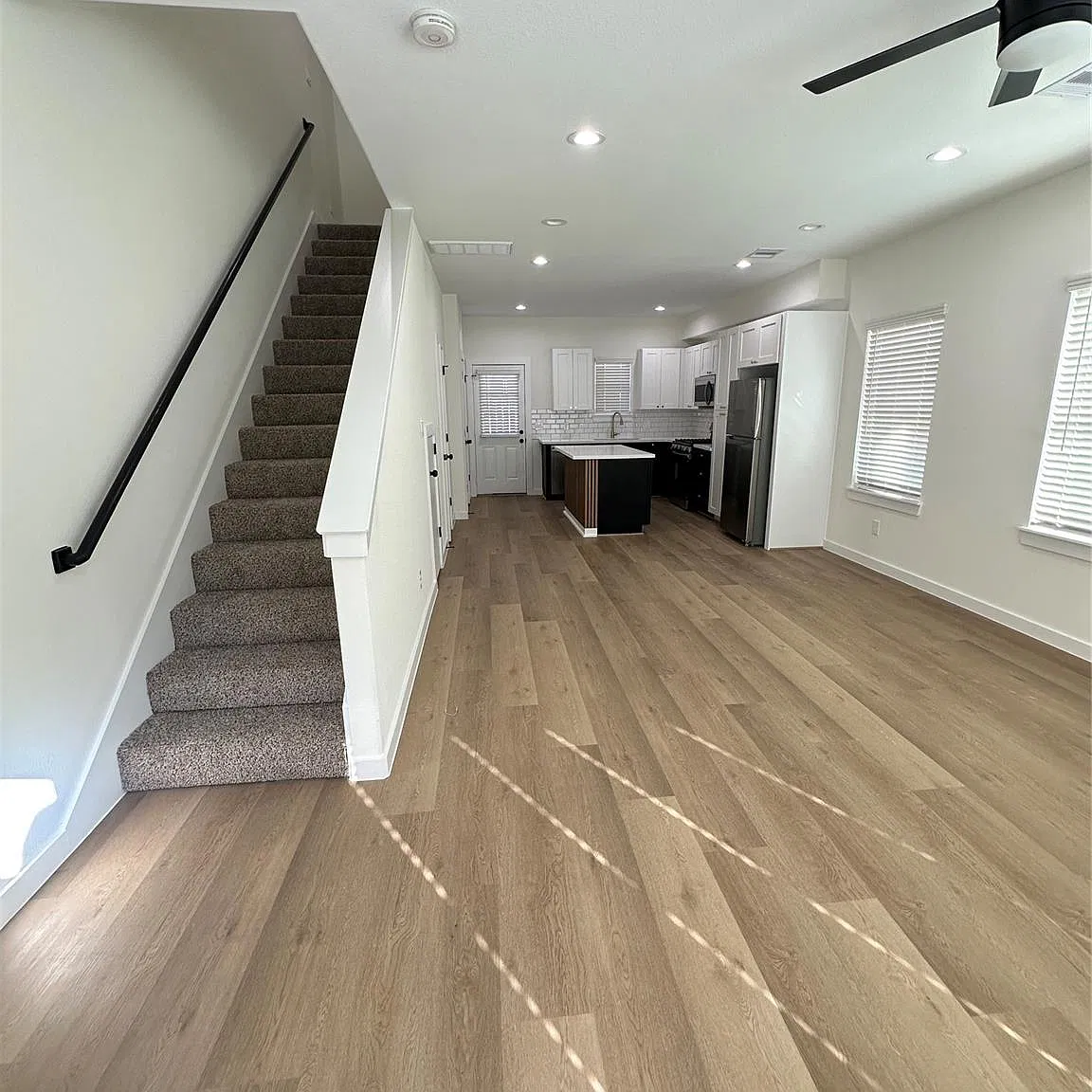 3 bed, 2.5 bath, 2432 sqft, $1,725 — Photo 2