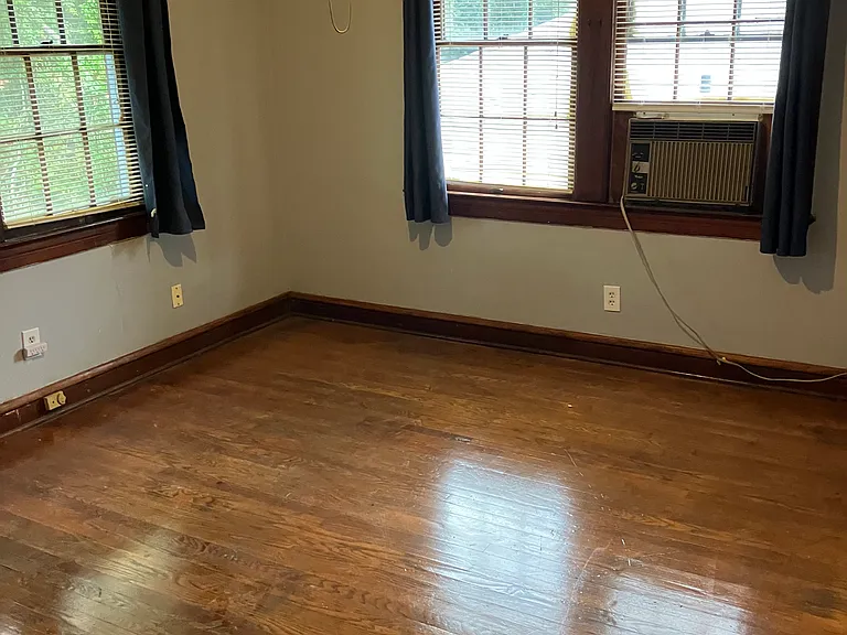 2574 Myra St — Photo 11