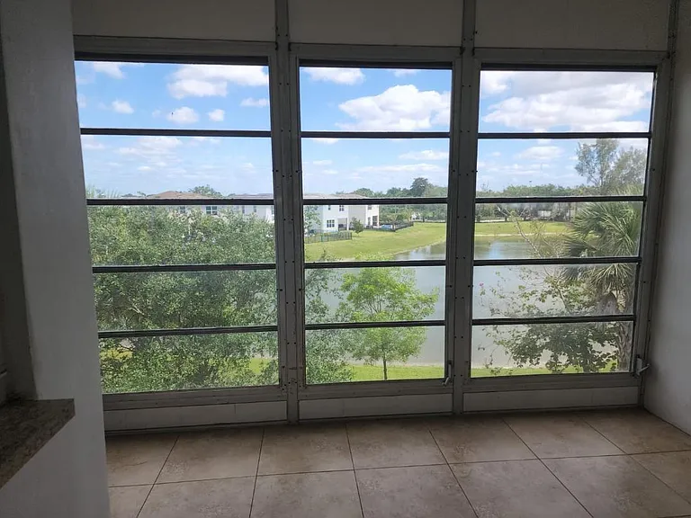 941 Crystal Lake Dr — Photo 3
