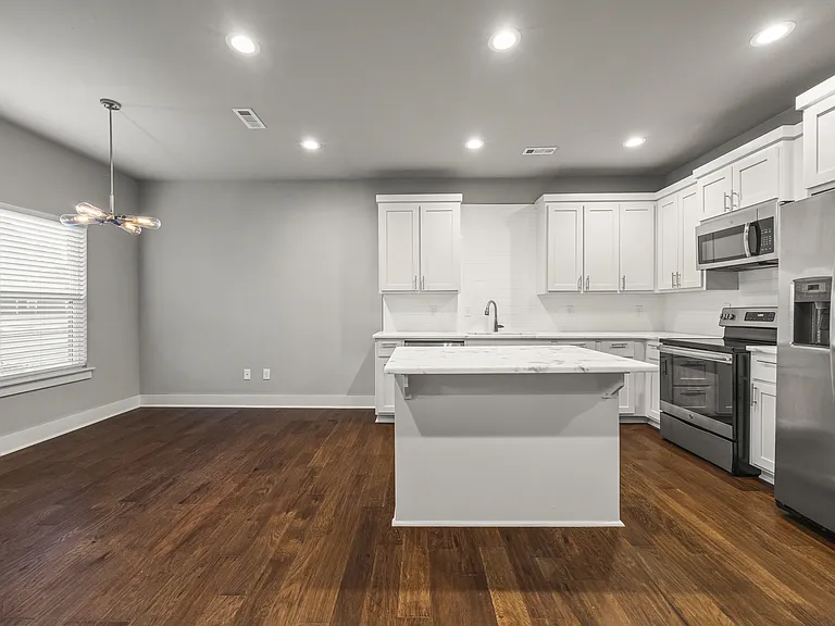 910 W Cato Springs Rd — Photo 7
