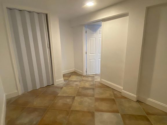 Bedroom w/ closet