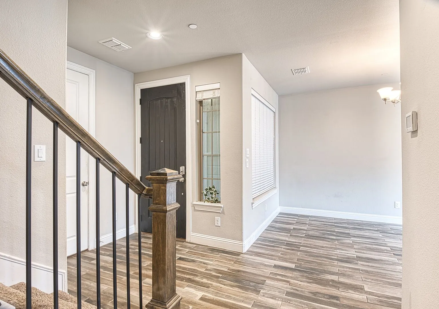 Luxury Sun-Drenched End-Unit Townhouse Offering Effortless Upscale Living in the Heart of Plano! — Photo 2