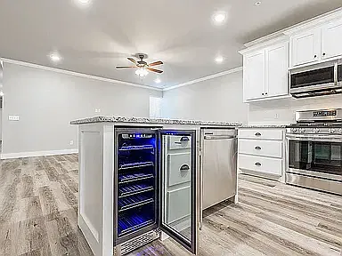 3 bed, 1600 sqft, $4,335 — Photo 2