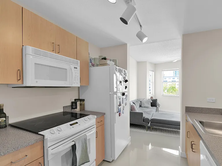 533 NE 3rd Ave — Photo 6