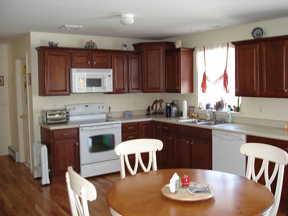 2nd image of 490 Orchard Dr