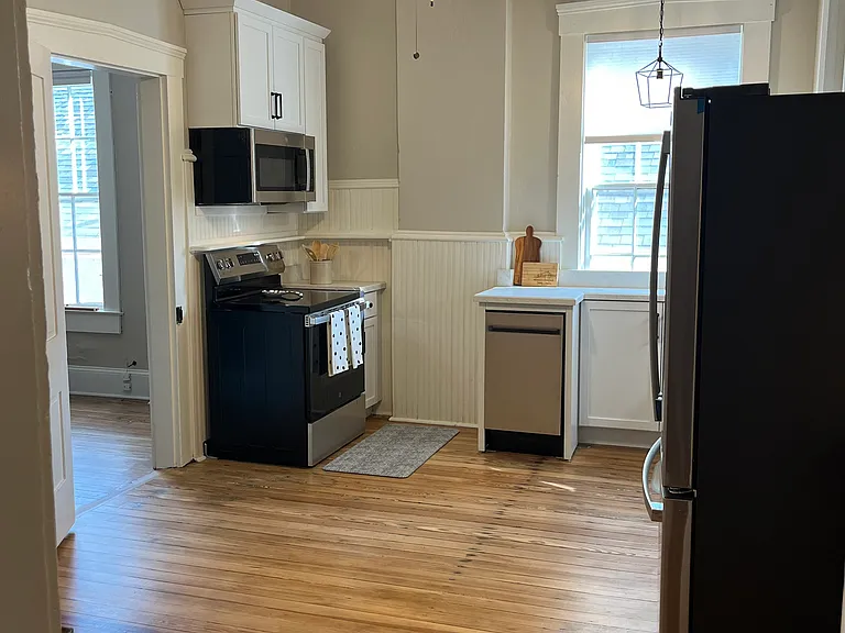 Entrance to kitchen from hallway.