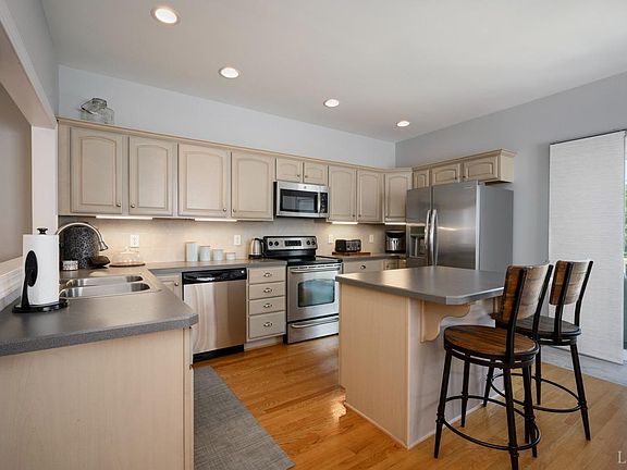 4th image of 1075 Cranberry Ct