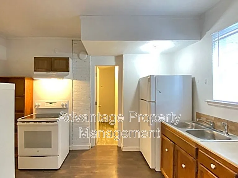 240 NW 9th St #1 — Photo 4