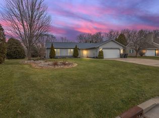 9238 S Oak Creek Ct, Franklin, WI 53132