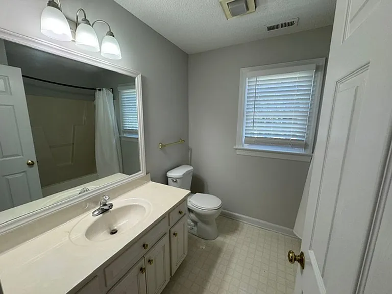 113 Ashton Ln — Photo 16