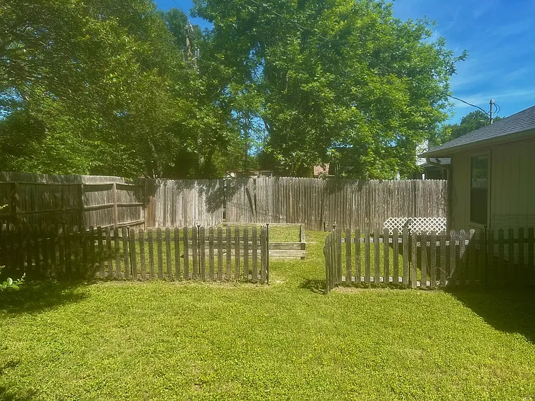 1915 Elsworthy St — Photo 28