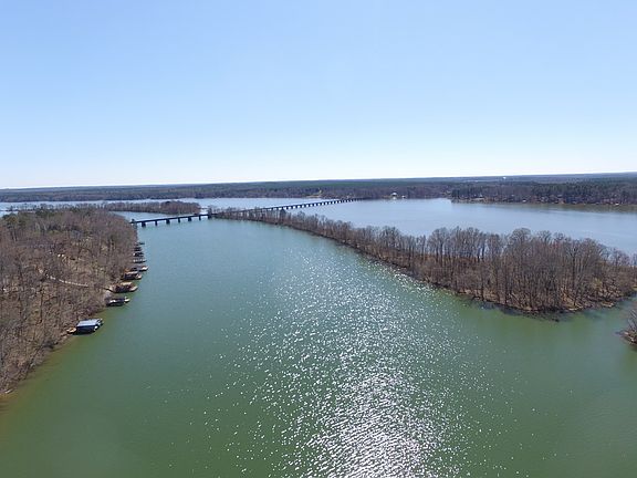 2nd image of 8 Cliffside Dr