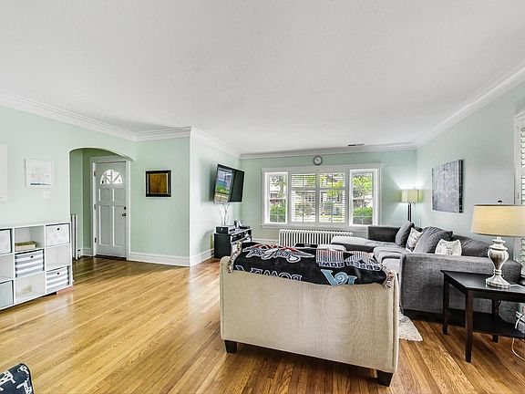 3rd image of 927 N Lombard Ave