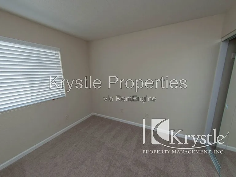 496 E East St — Photo 10