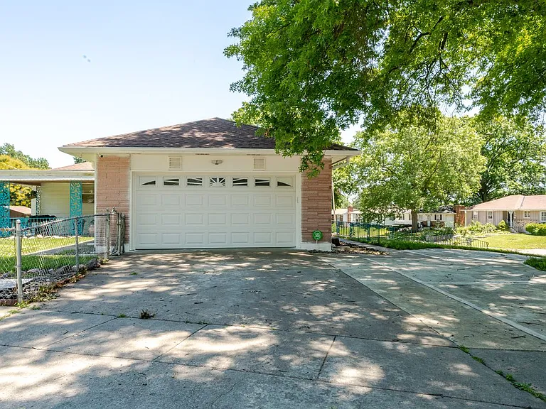 8020 Oakland Ave — Photo 3