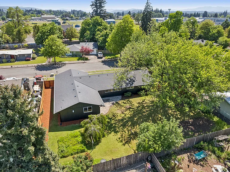 1079 Westwood Dr — Photo 19
