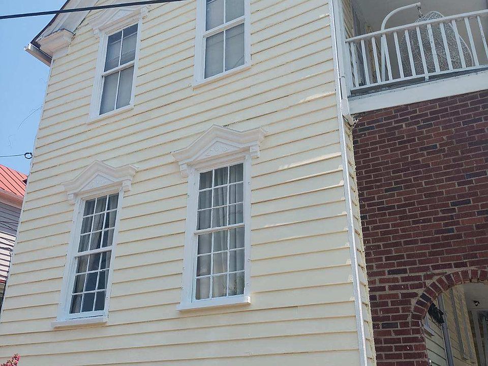 Apartment B is located on 2nd floor front of house facing Chapel Street