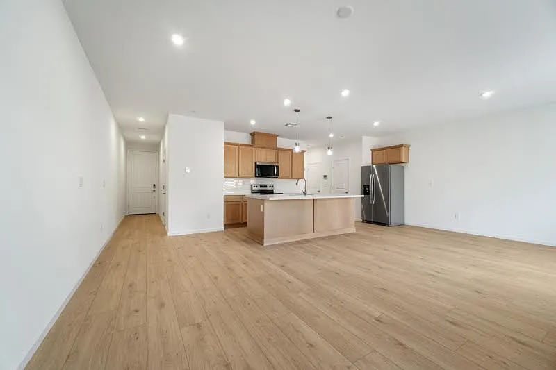 3 bed, 2.5 bath, 1800 sqft, $3,600 — Photo 4