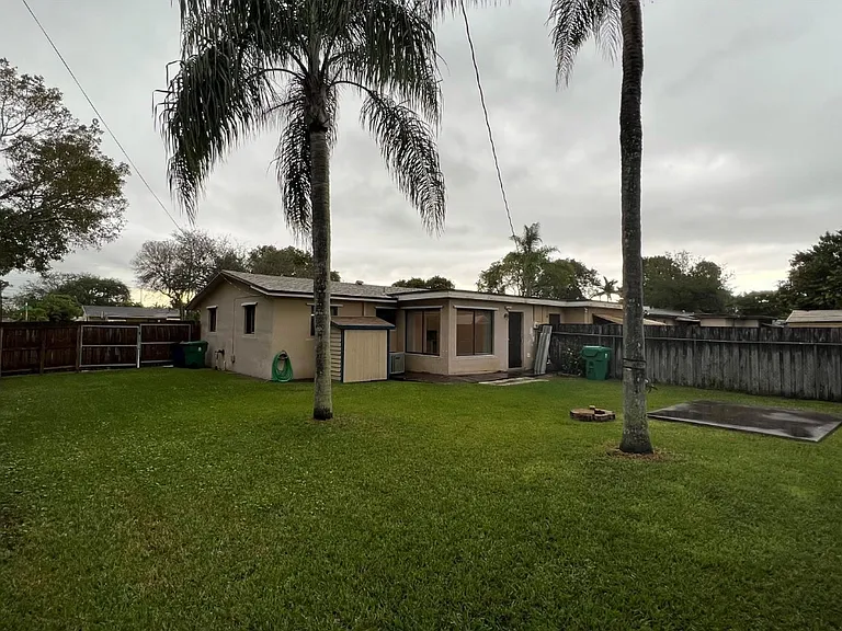 5048 SW 92nd Ter — Photo 3