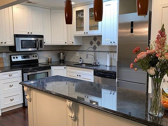 3rd image of 176 Southgate Cres
