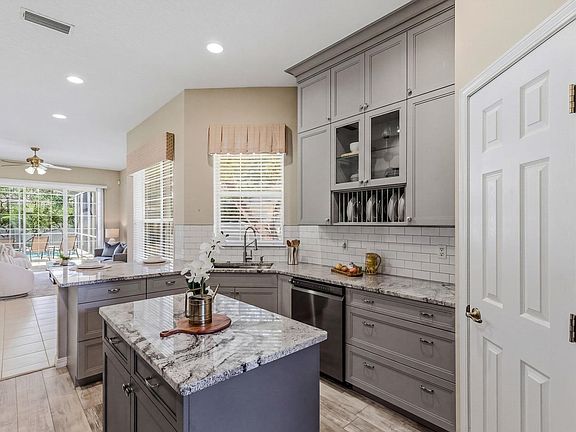 2nd image of 401 Ocean Breeze Ln