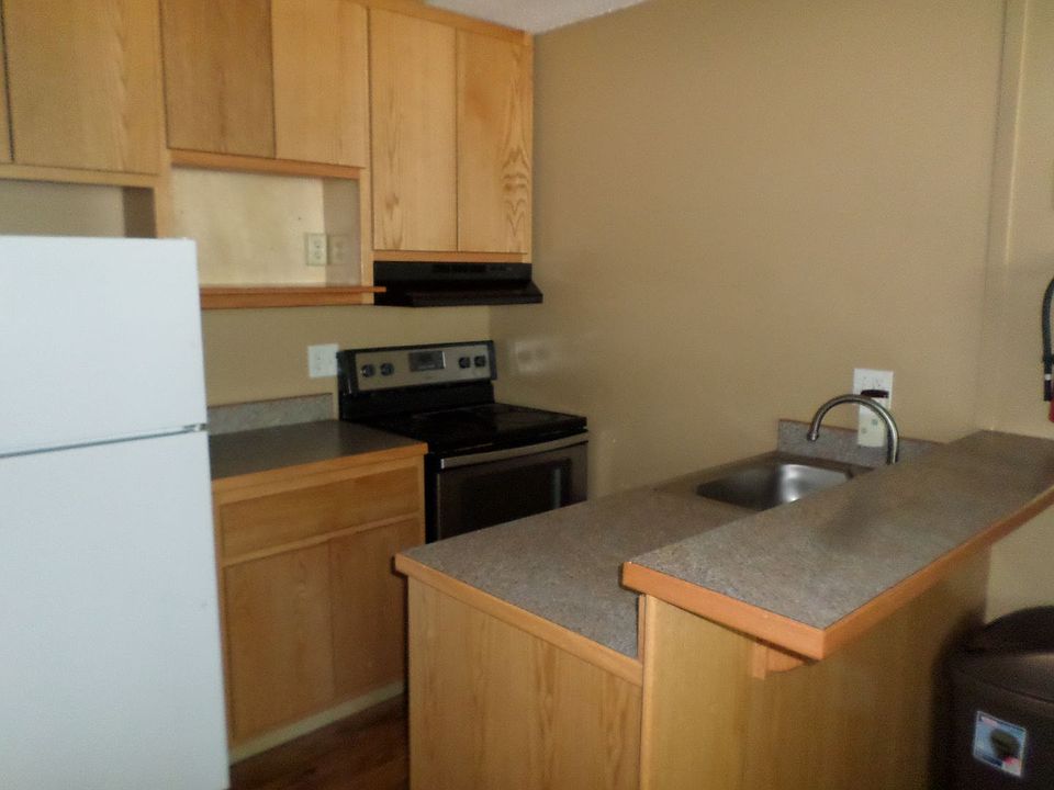 2nd image of 1722 Laramie St #5