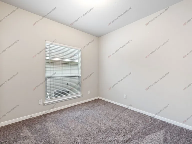 625 Oxford Ln — Photo 8
