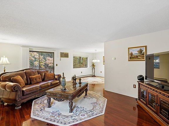 2nd image of 137 Indian Rock Road
