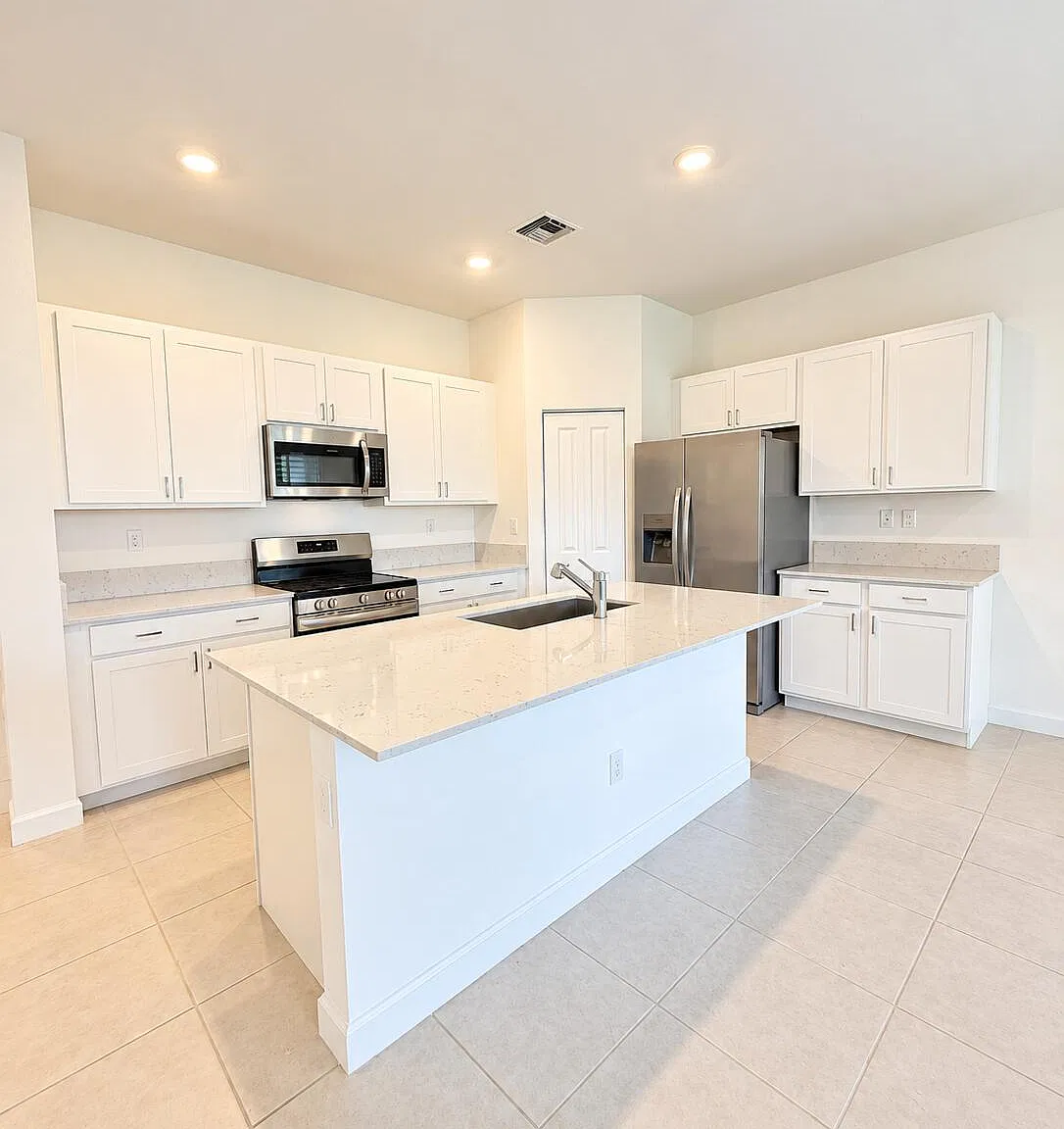 3 bed, 2.5 bath, 1695 sqft, $3,600 — Photo 3