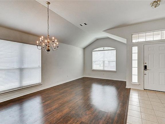 3rd image of 1510 Dahlia Ct