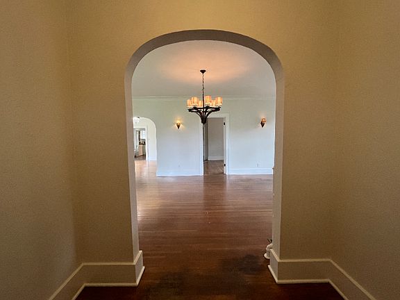 5th image of 845 University St