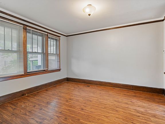 4th image of 17 E 7th St