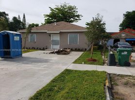 2271 NW 49th St, Miami, FL