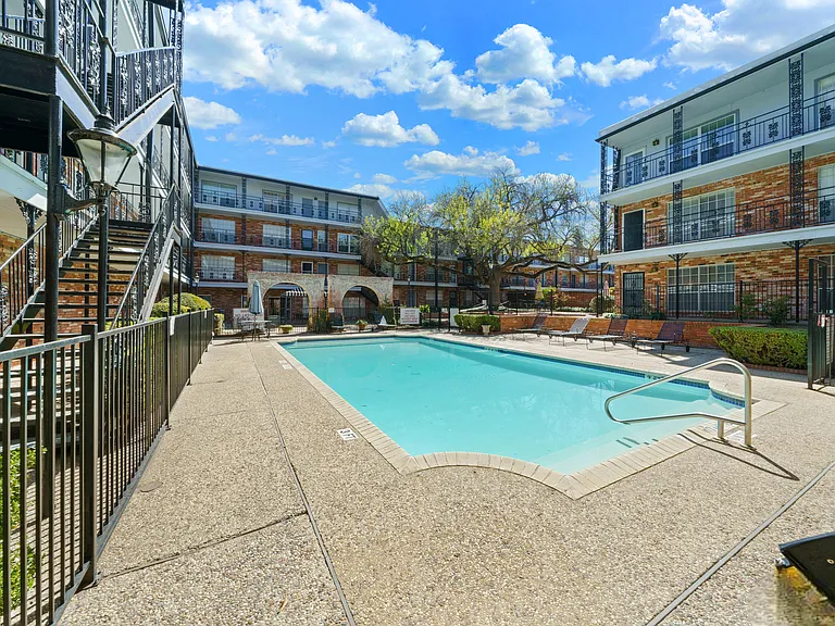 8401 N New Braunfels Ave #240 — Photo 25