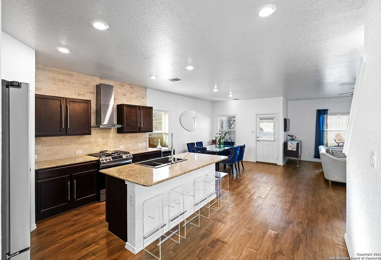 4 bed, 2.5 bath, 2490 sqft, $2,400 — Photo 3