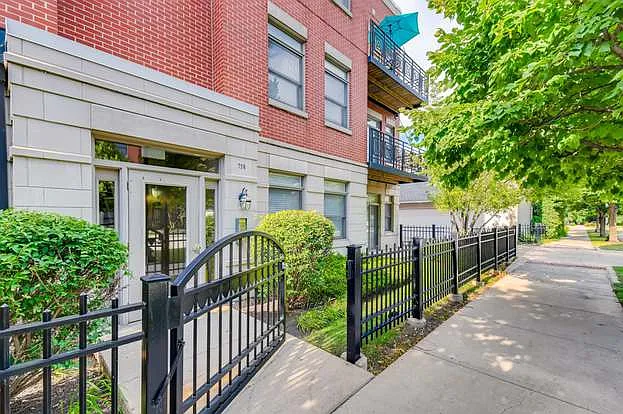 758 W 14th Pl #2B — Photo 2