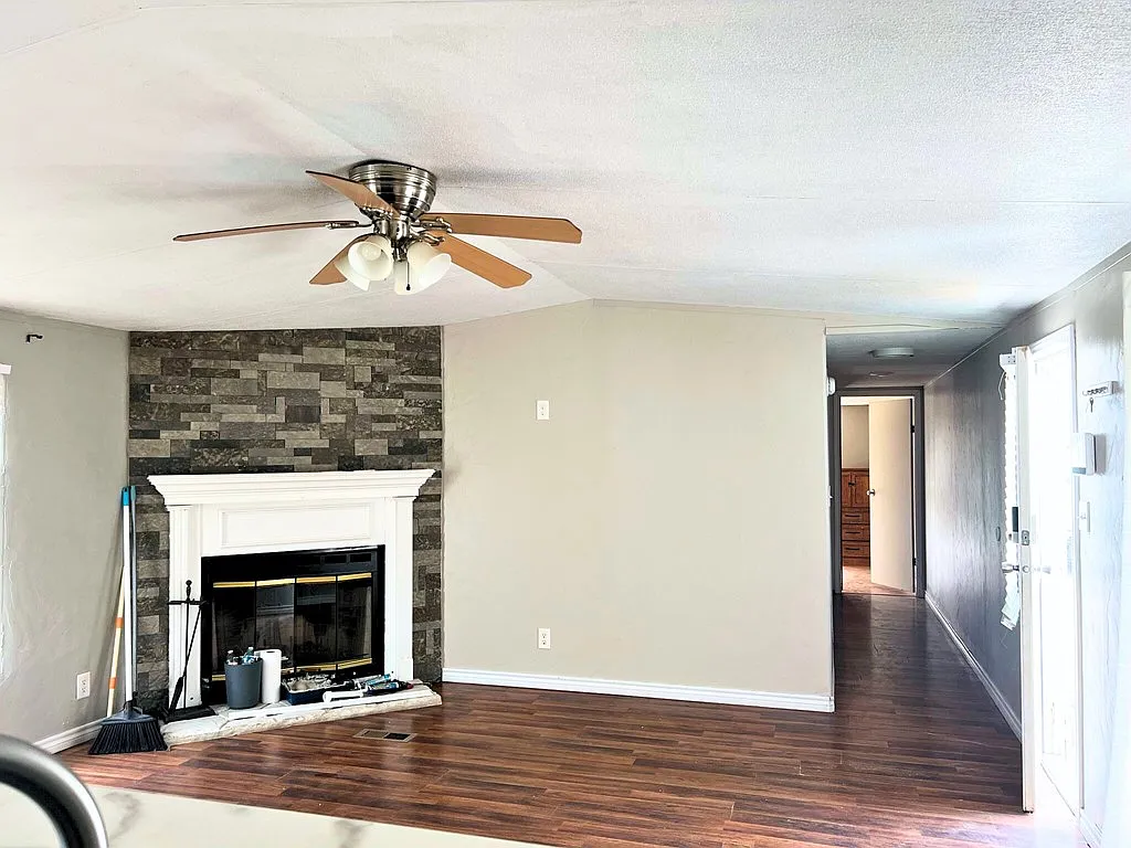 3 bed, 2.0 bath, 1300 sqft, $1,600 — Photo 3