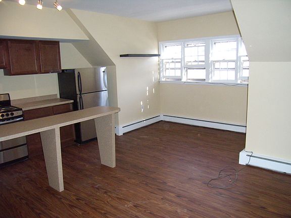 3rd image of 1503 N Broom St APT 3A