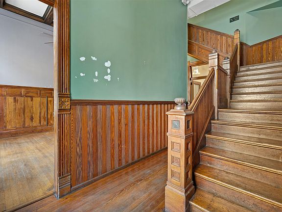 5th image of 109 E 10th St