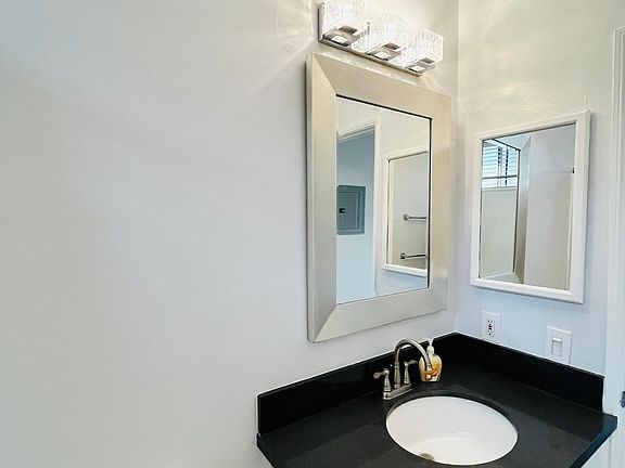 5th image of 1227 21st St APT 3