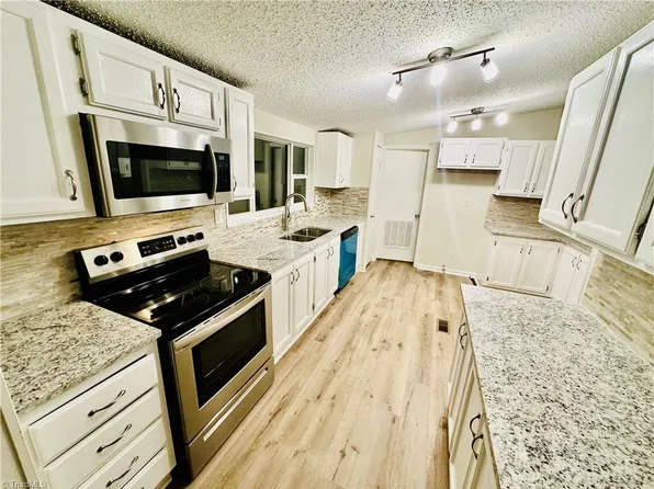 1115 Old Oak Ln, Woodleaf, NC 27054
