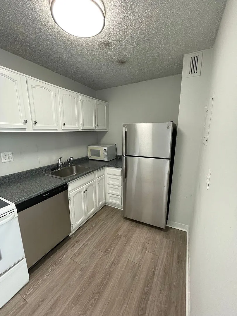Photo 2 of 6 - 1325 18th St NW #612 - Washington, DC Building Photo - 1325 18th St NW #612