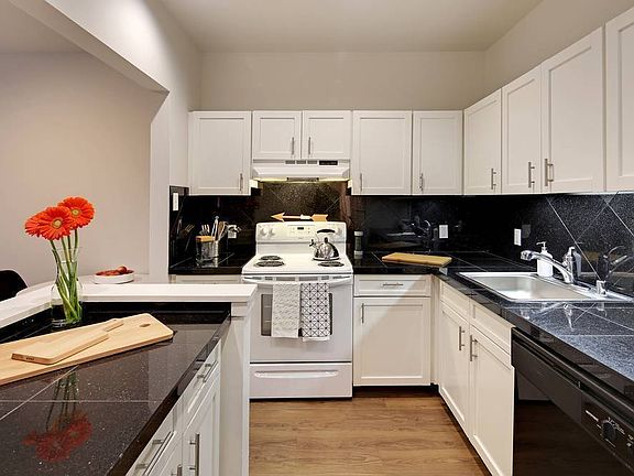 4th image of 400 Harvard Ave E APT 208