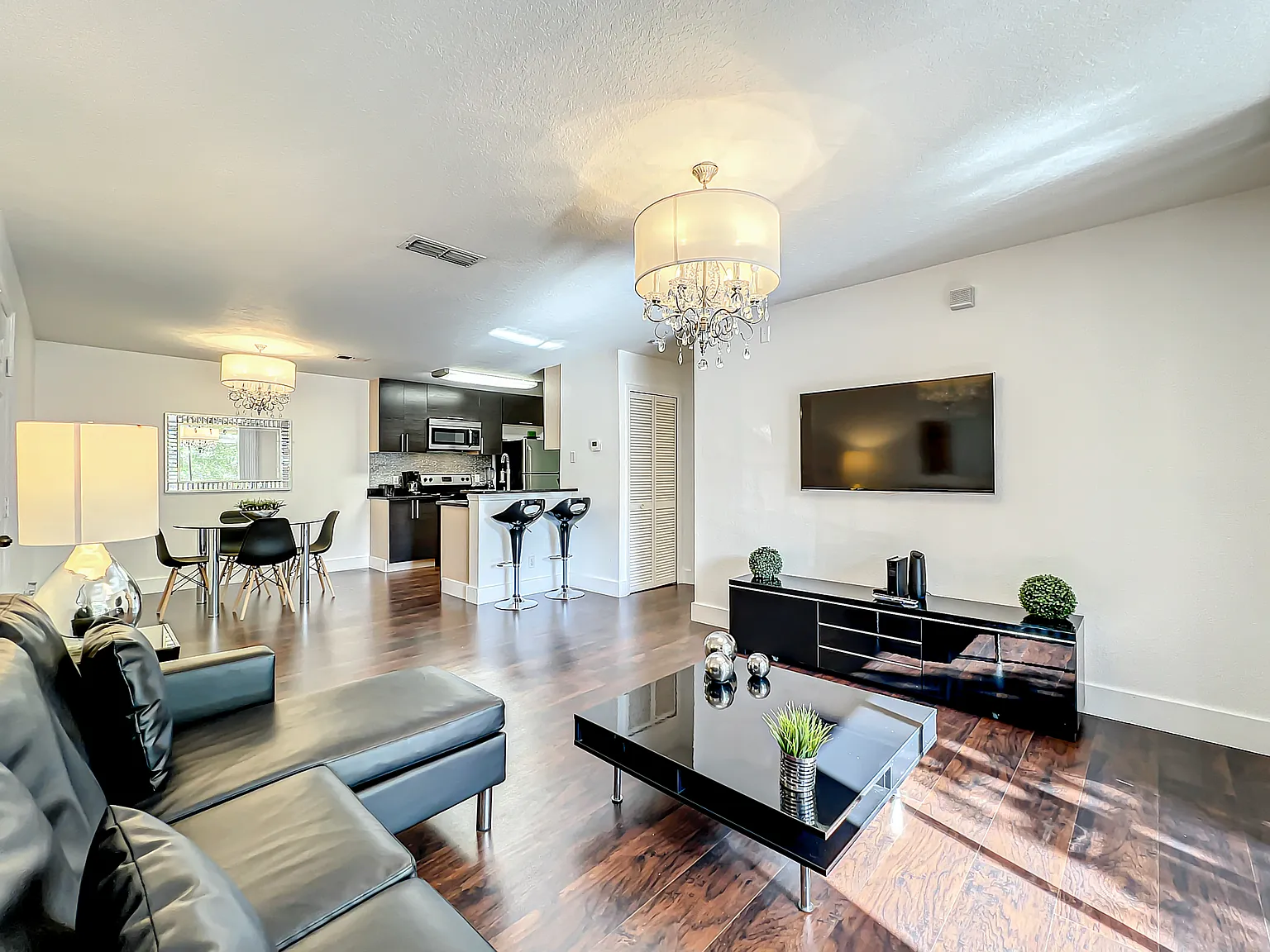 1 bed, 900 sqft, $2,400 — Photo 3