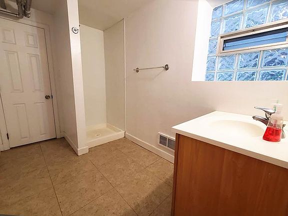 4th image of 4837 N Hamlin Ave #Basement