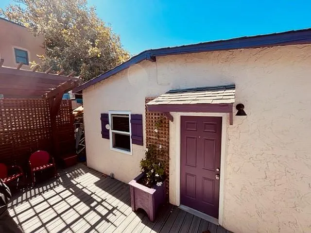 Side entrance (shared patio and entrance to washer/dryer)