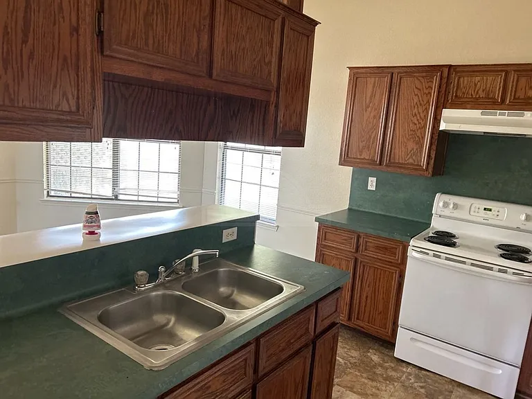 1001 Clairidge Ave — Photo 5
