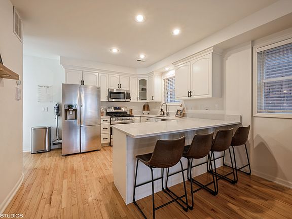 5th image of 1531 W Oakdale Ave #2