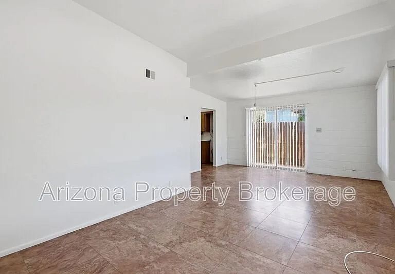 450 W 6th St #C — Photo 5