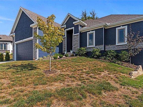 3rd image of 845 SE Hillside Cir